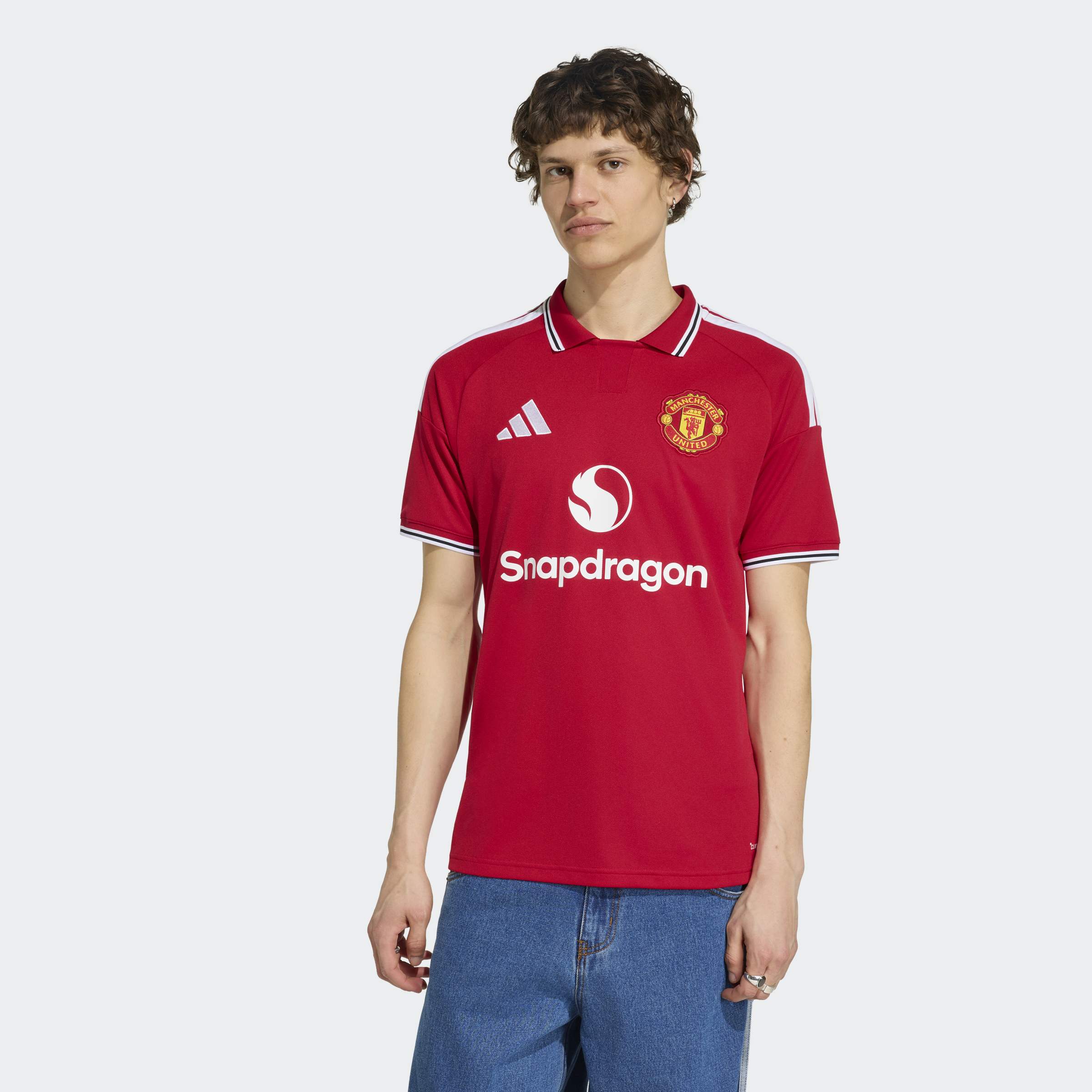 manchester united 2026/27 home shirt cropped, red and white, front view on model